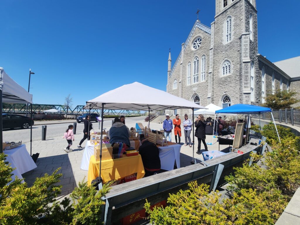 Foire Artisanale de la Pointe - Photo de l'église et de kioske d'exposants